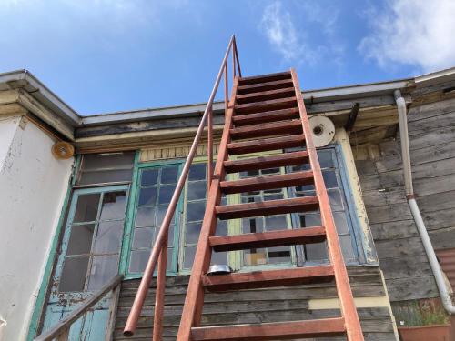 a wooden ladder on the side of a house at Hostal brons in Valparaíso
