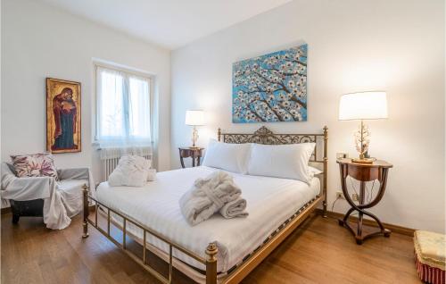 Un pat sau paturi într-o cameră la Nice Apartment In Verucchio With Kitchen