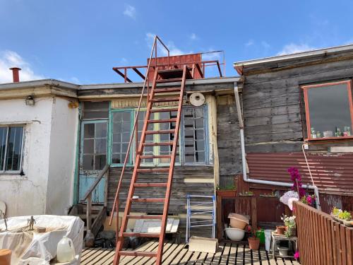 a ladder leaning up against a house at Hostal brons in Valparaíso