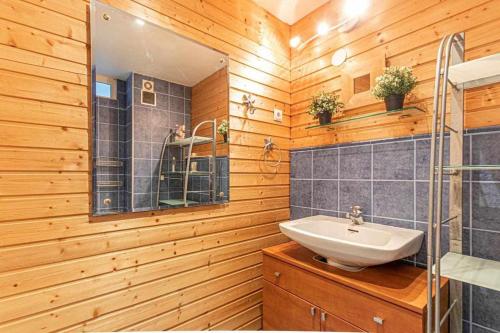 a bathroom with a sink and a mirror at 797 Holiday Rentals - Espacioso apartamento para 6 en torremolinos in Torremolinos