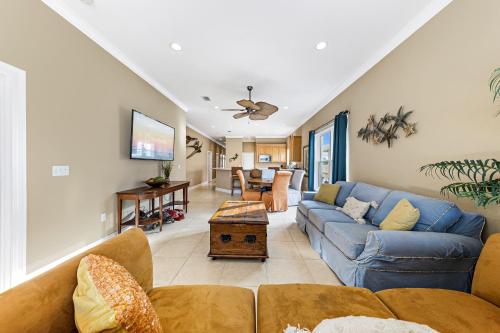 een woonkamer met een blauwe bank en een tafel bij Krusty Crab in Gulf Shores