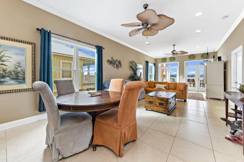 een woonkamer met een tafel, stoelen en een bank bij Krusty Crab in Gulf Shores