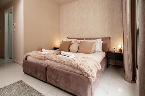Ένα ή περισσότερα κρεβάτια σε δωμάτιο στο Designed 2BR with 2 bathroom, Terrace and Parking