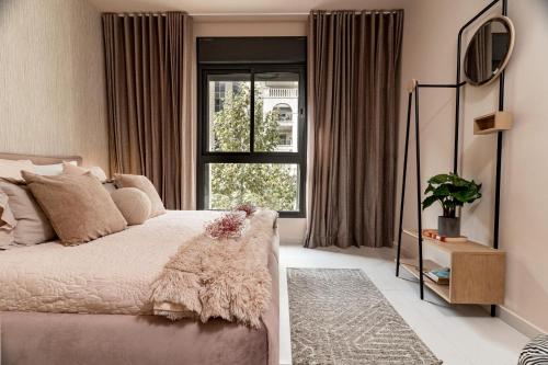 Ένα ή περισσότερα κρεβάτια σε δωμάτιο στο Designed 2BR with 2 bathroom, Terrace and Parking