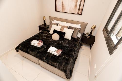 Ένα ή περισσότερα κρεβάτια σε δωμάτιο στο Designed 2BR with 2 bathroom, Terrace and Parking