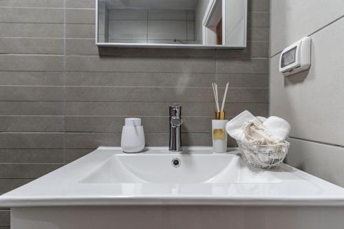 Ένα μπάνιο στο Designed 2BR with 2 bathroom, Terrace and Parking