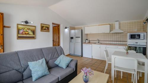 a living room with a couch and a kitchen at Villa Evelyn Gaucín by Ruralidays in Gaucín