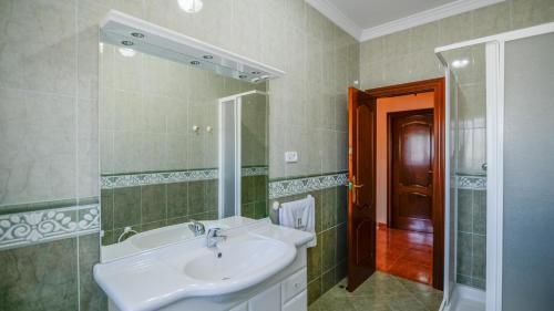 y baño con lavabo y espejo. en Hacienda la Toscana Priego de Córdoba by Ruralidays, en Priego de Córdoba