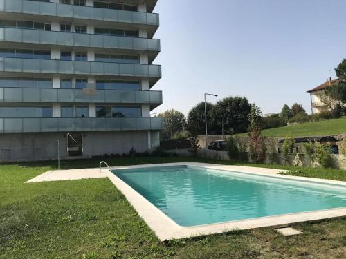 une piscine vide en face d'un bâtiment dans l'établissement The Douro Hills with pool, à Vila Nova de Gaia