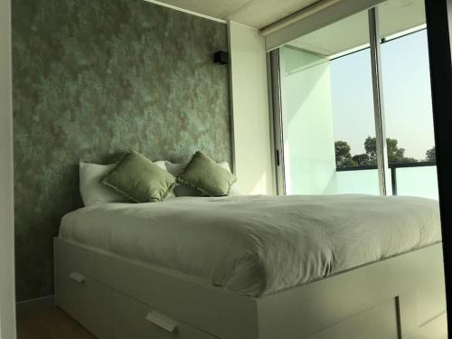 - une chambre avec un grand lit et une fenêtre dans l'établissement The Douro Hills with pool, à Vila Nova de Gaia