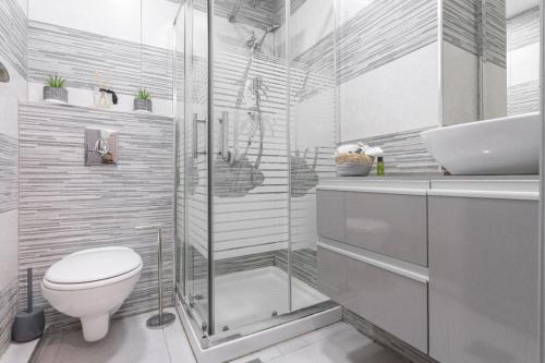 Koupelna v ubytování Renovated 2 BR with 2 BTH front Mamilla Mall