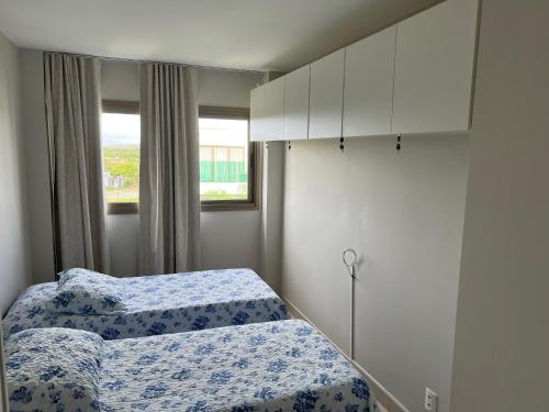 - une chambre avec 2 lits et une fenêtre dans l'établissement Praia do Forte - Apartamento no Iberostar belíssimo, à Mata de São João