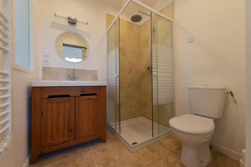 ein Bad mit einem WC und einer Glasdusche in der Unterkunft Grand studio lumineux calme au coeur des vignes in Montaud