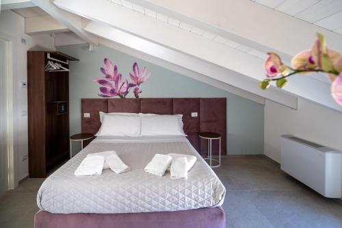 una camera da letto con un letto e due asciugamani di Profumi di Primavera Luxury Rooms a Matera