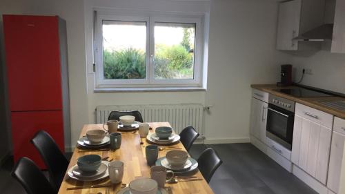 een keuken met een tafel en stoelen en een raam bij Bauernhaus zwischen Rheingau und dem Taunus in Schlangenbad