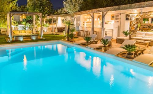 une piscine dans l'arrière-cour d'une maison dans l'établissement Buddha Beach Thoiry, à Thoiry