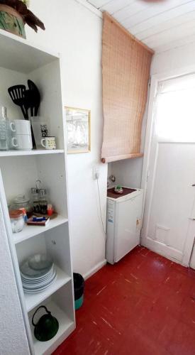 聖卡洛斯－德巴里洛切的住宿－Maidi，一间铺有红色地板并配有白色冰箱的厨房