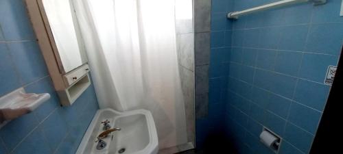聖卡洛斯－德巴里洛切的住宿－Maidi，浴室设有小便器和蓝色的墙壁