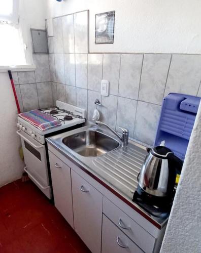 聖卡洛斯－德巴里洛切的住宿－Maidi，一间带水槽和炉灶的小厨房