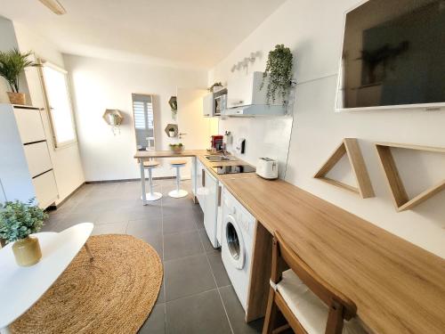 eine Küche mit Waschmaschine und Trockner im Zimmer in der Unterkunft Studio 24m² Montpellier - Hôpitaux facultés Centre in Montpellier