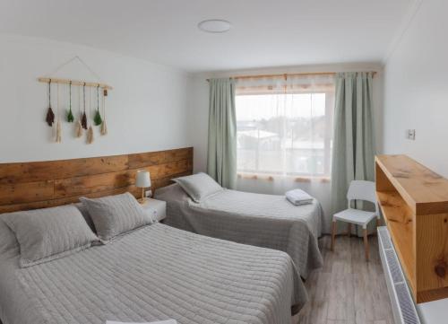 En eller flere senge i et værelse på Natagonia Apartments