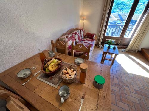 - un salon avec une table et un panier de bananes dans l'établissement Vie de Clare, au Monêtier-les-Bains