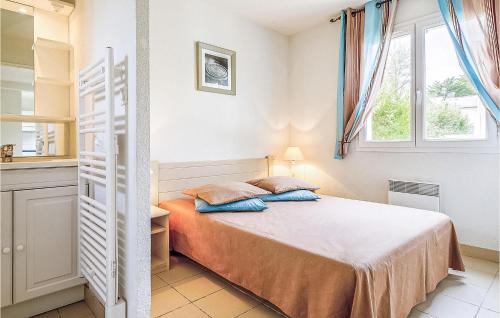 um quarto com uma cama e uma janela em Le Hameau De Peemor Pen em Morgat