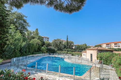 Apt in residence with pool Tennis court