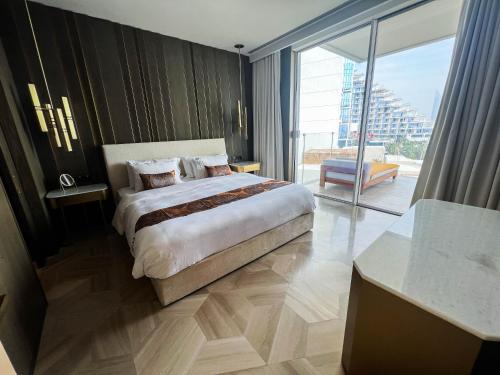 Postel nebo postele na pokoji v ubytování FIVE Palm Residences - LUX Suites Dubai