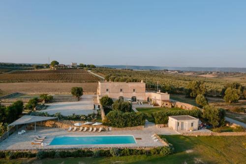 vista aerea di una casa con piscina di Masseria Angiulli Piccolo Contrada Angiulli 74023 Grottaglie a Villa Castelli