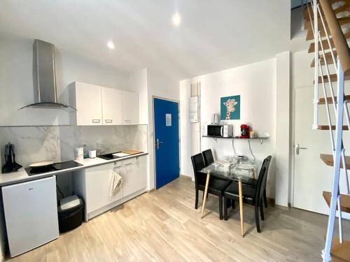 Kuchyňa alebo kuchynka v ubytovaní Résidence des Célestins - Appartement Duplex N16 - Centre Vichy