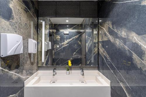 W łazience znajduje się umywalka i lustro. w obiekcie Taba Al Salam w Medynie