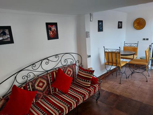 uma sala de estar com um sofá e uma mesa em Riad dar Karam em Marrakech