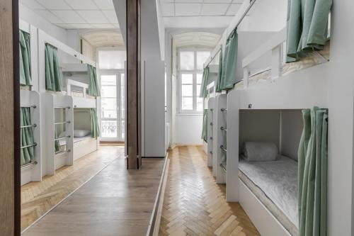 um corredor com beliches num quarto em In Town hostel em Lviv