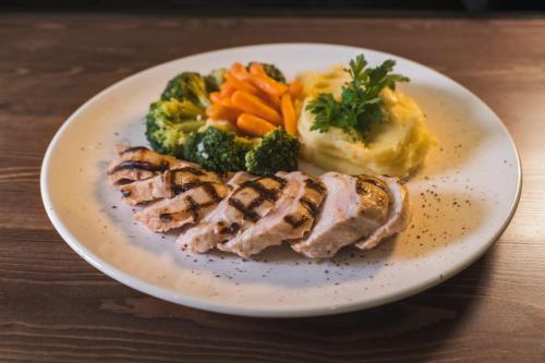 Φωτογραφία από το άλμπουμ του Sunset Inn σε Μονρόβια