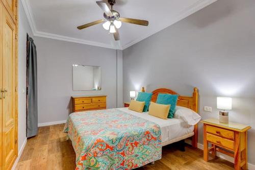 a bedroom with a bed and a ceiling fan at Acogedor apartamento en Alcalá - By Feel your holidays in Alcalá