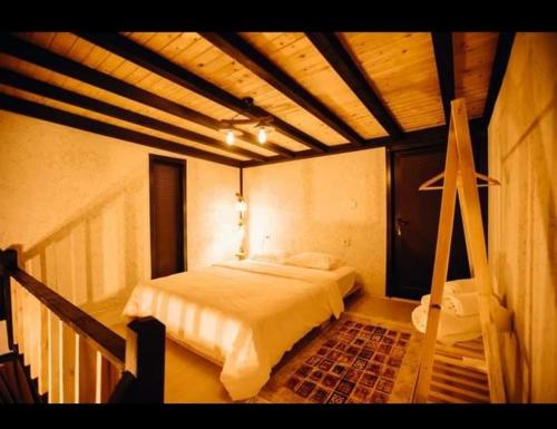 um quarto com uma cama grande num quarto em Nevabungalowsapanca em Sapanca