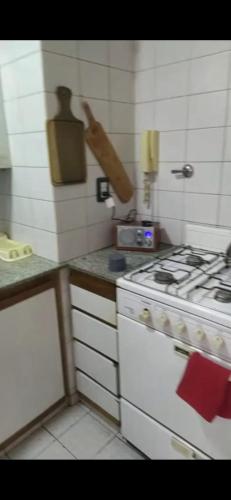 cocina con fogones y encimera en Rosario Centro Vip en Rosario