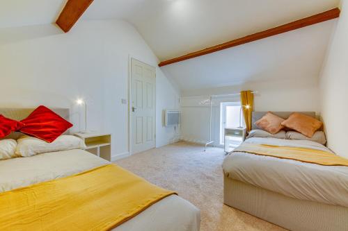 1 dormitorio con 2 camas en una habitación en Unique & Cosy Coach House - Sheffield Chantrey Road en Heeley