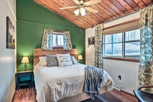 zieloną sypialnię z łóżkiem i wentylatorem sufitowym w obiekcie Cozy Catskills Escape, 3 Mi to Plattekill Mtn w mieście Roxbury
