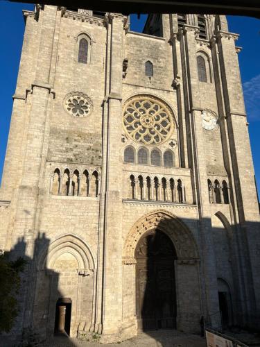 un grand bâtiment avec une grande tour et une porte dans l'établissement SUPERLOGIS - Bel Epoque - STUDIO Classé 3 étoiles - BLOIS-HYPERCENTRE, à Blois