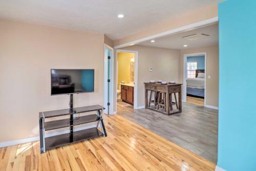 una sala de estar con un televisor y una mesa en Remodeled Harrison Retreat Less Than 6 Mi to Town!, en Harrison