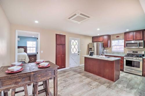 Una cocina o zona de cocina en Remodeled Harrison Retreat Less Than 6 Mi to Town!