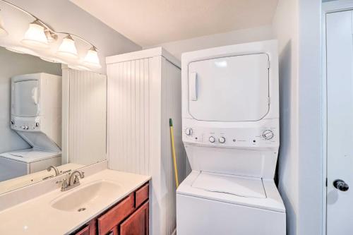 y baño con lavadora, secadora y lavamanos. en Remodeled Harrison Retreat Less Than 6 Mi to Town!, en Harrison