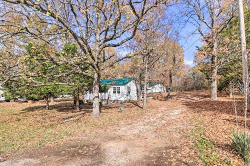 Jardín al aire libre en Remodeled Harrison Retreat Less Than 6 Mi to Town!