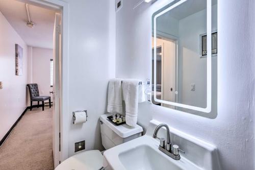Baño blanco con lavabo y espejo en Airy Studio Situated in the Coosa River Area!, en Gadsden