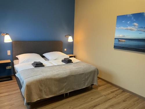 1 dormitorio con 1 cama con 2 toallas en Ferienwohnung 3 am Herrenhaus Ahrensbök, en Ahrensbök