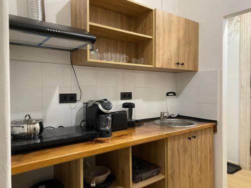 Η κουζίνα ή μικρή κουζίνα στο Багатомісні Апартаменти на Арсенальній