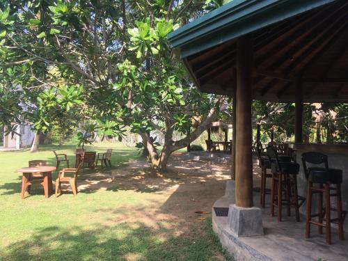 Un jardín fuera de Raja Beach Hotel