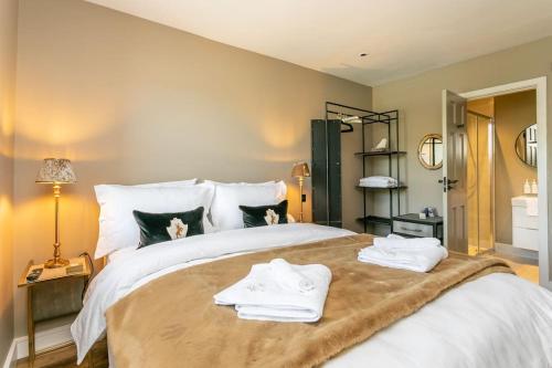 Postel nebo postele na pokoji v ubytování Sunny Luxurious 2 bedroom Holiday cottage